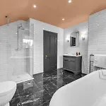 Heights - Luxury 6 Bed Harrogate