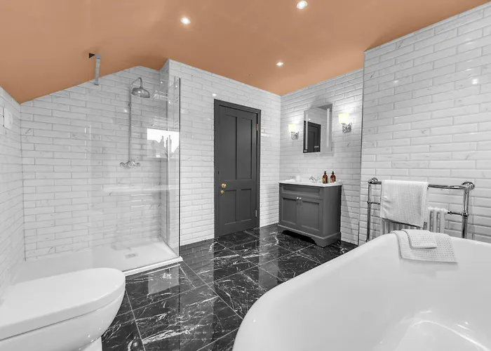 Heights - Luxury 6 Bed Harrogate